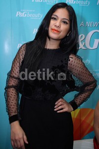 Pose Annisa di depan kamera. Desi/detikHOT.