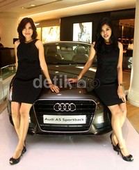 Dua orang model berpose dengan Audi A5 Sportback. Grandyos Zafna/detikFoto.