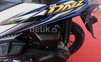 Dibagian bodi di kiri dan kanan tertulis Dazz dan di bagian depan tertulis TVS. Skutik yang dipajang berwarna putih dominasi hitam dengan striping yang cukup menarik.