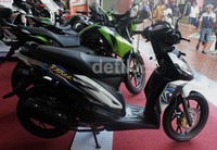 Dazz hadir dengan 3 pilihan warna yakni hijau, putih dan merah.
