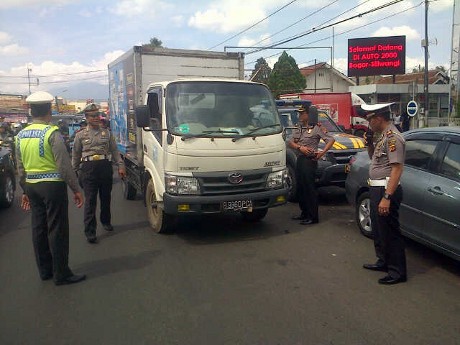 Polisi Razia Kendaraan di Bogor Terkait Hilangnya 250 Dinamit