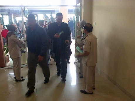 Kabut Asap, Calon Penumpang di Bandara Pekanbaru Diberi Masker