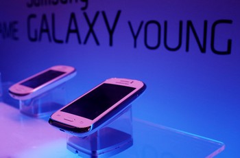     Galaxy Fame memakai prosesor Cortex A9 (1GHz), kamera 5MP, LED Flash, VGA front dengan RAM 512MB. Sedangkan Galaxy Young diperkuat prosesor MSM7225A-T (Cortex A5 1GHz), kamera 3MP, penyimpanan internal 4GB, 768MB RAM dan microSD (up to 64GB).