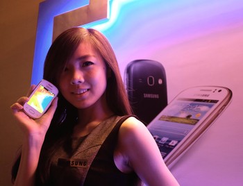     Meski diluncurkan di saat yang bersamaan, namun Samsung yakin ketiga produk ini memiliki segmen yang berbeda, tambah Selvia di sela-sela acara peluncuran yang digelar di XXI Lounge, Plaza Senayan, Jakarta Selatan, Kamis (27/6/2013).