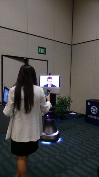     Ava 500 didesain dengan sensor untuk menghindari tubrukan dengan benda-benda. Ia dapat memetakan lingkungan di sekitarnya untuk mencari jalan, sehingga sang robot bisa diperintah menuju tempat tertentu, dan ia akan berjalan ke sana secara otomatis.