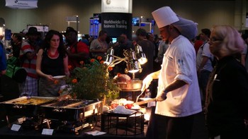 Pengunjung tidak perlu takut kelaparan di tengah pameran. Terdapat koki yang memasak langsung di tengah arena yang menyediakan makanan gratis.