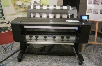     Printer raksasa seperti T1500, digunakan untuk desain cetak yang tentunya berukuran besar. Warna menawan pada iklan-iklan berukuran yang dipampang di dinding, banyak dihasilkan dari printer jenis ini.