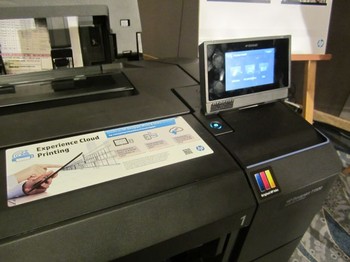 Tak lupa, HP juga memamerkan teknologi terbarunya di ranah printing. Dari printer rumahan hingga printer berukuran besar dihadirkan di sini. Hasil cetak printer-printer ini pun ikut mejeng menghiasi perhelatan.