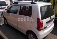 Ada 3 mobil Wagon R yang sedang diuji Suzuki di jalan tol. Dari 3 mobil itu diantaranya 2 berwarna hitam dan 1 berwarna putih.