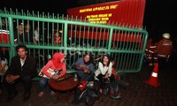 Seluruh penghuni hotel dievakuasi keluar gedung.