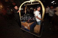 Pekerja hotel tampak mengevakuasi barang-barang.