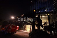 Asap tampak mengepul di dalam hotel.