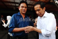 Yusril menyambut kedatangan Jokowi.