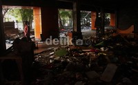 Tampak sampah dan puing bekas pembongkaran masih berserakan. Grandyos Zafna/detikFoto.