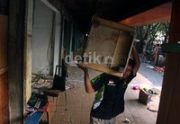 Para pedagang tampak masih mengevakuasi barang-barang mereka. Grandyos Zafna/detikFoto.