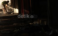     Warga mengais sisa-sisa pembongkaran. Grandyos Zafna/detikFoto.