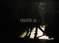 Para penumpang tampak melintas di Stasiun Mangga Besar yang telah bebas PKL. Grandyos Zafna/detikFoto.