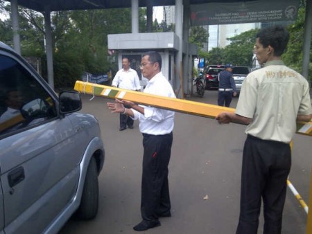 Usai Buka Paksa Gerbang Senayan, Dahlan Minta Maaf dan Siap Didenda