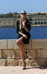 Mengenakan sepatu hitam dari Christian Louboutin, pelantun 'Hot Right Now' itu berpose memamerkan keindahan kakinya. REUTERS/Darrin Zammit Lupi.