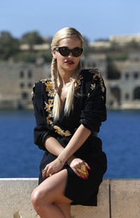 Rita Ora tampil dengan gaya rambut kepang duanya. REUTERS/Darrin Zammit Lupi.