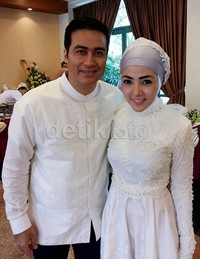 Adjie dan Bella kompak mengenakan busana serba putih.
