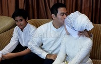 Adjie mengecup kening Bella dengan mesra.