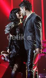 Kecupan Mesra Jupe untuk Gaston