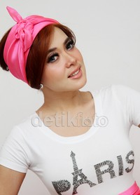 Bandana pink mempermanis gaya Syahrini. Gus Mun/detikHOT.