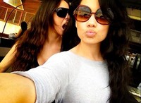 Justin tak lepas memeluk pinggang dan sesekali mendaratkan ciuman kepada wanita 22 tahun tersebut. (Instagram)