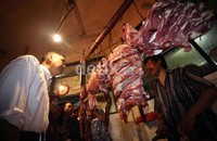 Tak lupa ia berkomunikasi dengan para pedagang dan memantau perkembangan di pasar jelang Ramadan.