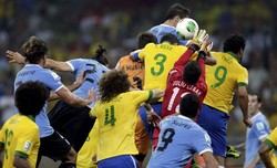 Uruguay mampu menyamakan kedudukan di awal babak kedua melalui Edinson Cavani. REUTERS/Ricardo Moraes.