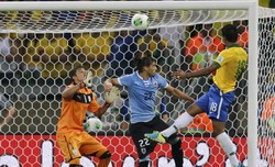 Gol penentu kemenangan Brasil baru tercipta di menit-menit akhir babak kedua. Paulinho jadi pahlawan tim Samba lewat gol yang diciptakannya. REUTERS/Sergio Moraes.