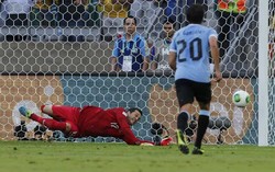 Di awal babak pertama, Uruguay mandapat tendangan pinalti. Namun eksekusi Diego Forlan mampu digagalkan Julio Cesar. REUTERS/Sergio Moraes.