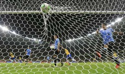 Luis Suarez (kanan) tampak kecewa setelah brasil berhasil mencetak gol kedua yang membuat Uruguay tersingkir. REUTERS/Ueslei Marcelino.