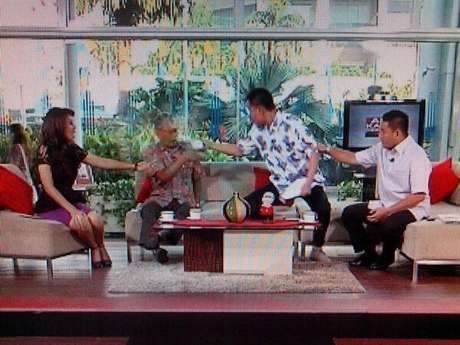 Ini Video Saat Munarman Menyiram Tamrin Tomagola di TVOne