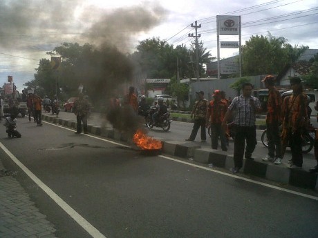 Massa Bakar Ban di Depan Dilmil, Asap Masuk Hingga Ruang Sidang