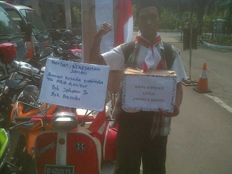 Bawa Kado Untuk Jokowi, Babe Dorong Vespa dari Palmerah ke Balai Kota