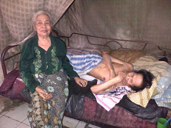 Rumah Triplek dan Suami Lumpuh, Mbah Kasturi Pasrah Tak Dapat Balsem