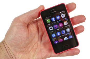 Asha 501 memiliki layar 3 inch kapasitif 240 x 320 pixel dengan 133ppi. Spesifikasi lainnya meliputi kamera 3,2 megapixel, Wi Fi, baterai yang diklaim dapat bertahan stand by sampai 48 hari, memori internal 128MB dan slot microSD. Namun konektivitasnya masih 2G. (kredit foto: GSMArena)
