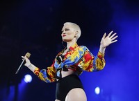 Jessie J berdiri di depan 50 ribu penonton. REUTERS/Darrin Zammit.