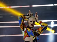 Kocak, Jessie J berpose seperti kelinci di atas panggung. REUTERS/Darrin Zammit.