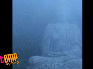 Patung Buddha Misterius Terlihat dari Jendela Pesawat