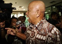 Tanpa banyak bicara, Arifin langsung masuk ke gedung lembaga anti korupsi itu. Lamhat Aritonang/detikFoto.
