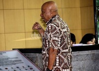 Arifin Panigoro memasuki gedung KPK. Lamhat Aritonang/detikFoto.