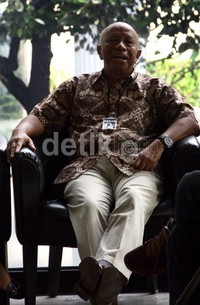 Arifin menunggu di lobi KPK. Lamhat Aritonang/detikFoto.