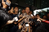 Arifin Panigoro keluar gedung KPK seusai melaporkan dugaan suap terhadap oknum anggota Badan Legislatif DPR sehubungan dengan hilangnya ayat tertentu dalam tahap pembahasan RUU Pertembakauan. Lamhot Aritonang/detikFoto.