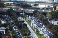 Arus kendaraan terlihat mengular disepanjang jalan Sudirman.     