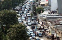Para pemilik kendaraan masih belum beralih ke transportasi umum.     