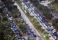 Arus kendaraan terlihat mengular disepanjang jalan Sudirman.     
