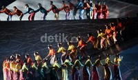 Sejumlah penari melakukan latihan terakhir jelang penampilan.